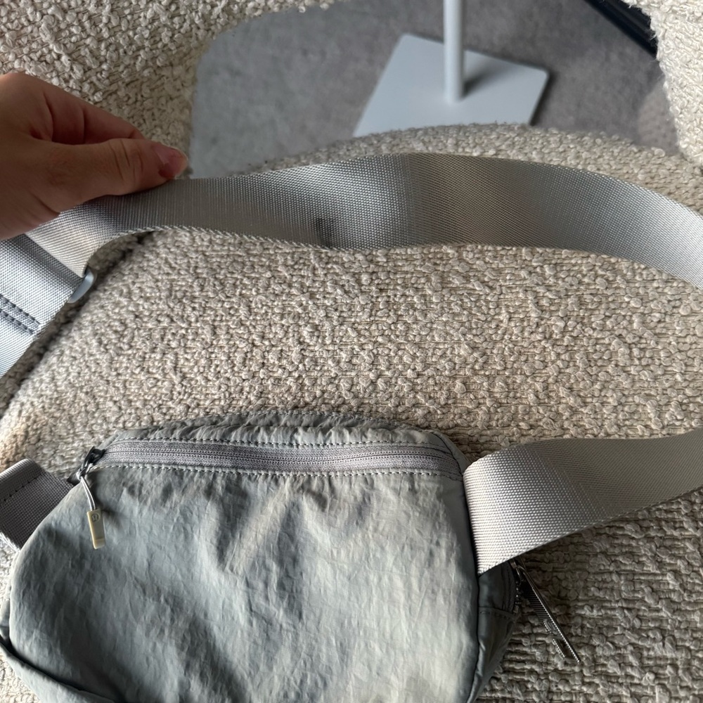 Lululemon Everywhere Belt Bag - Picture 7 of 8